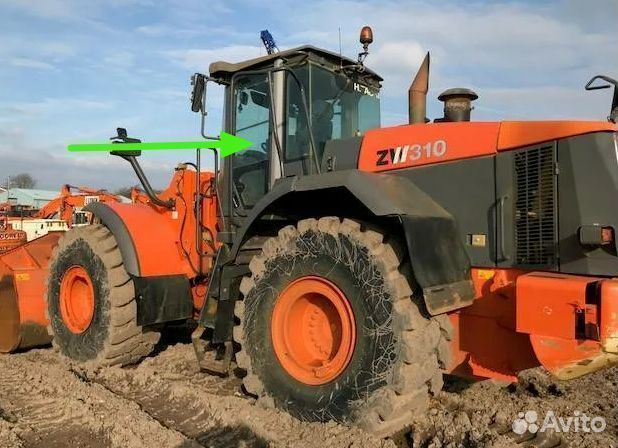 Стекло дверное среднее погрузчик Hitachi ZW310