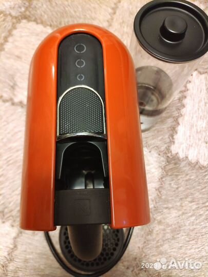 Продаётся кофеварка nespresso Delongi EN110