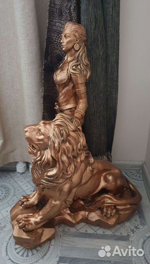 Девушка со львом