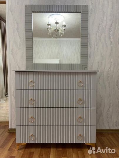 Комод с зеркалом