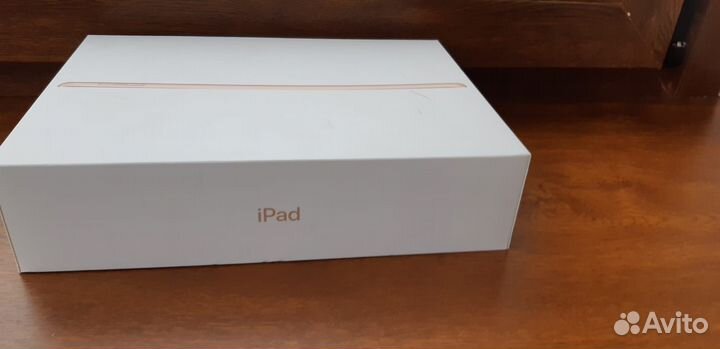 Планшет Apple iPad (2018) 32GB Wi-Fi Gold