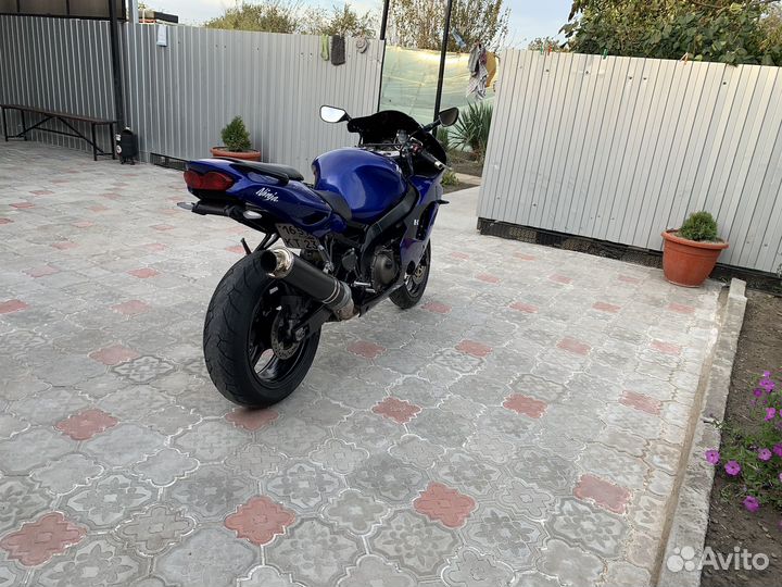 Спортивный мотоцикл Kawasaki ZX-9R