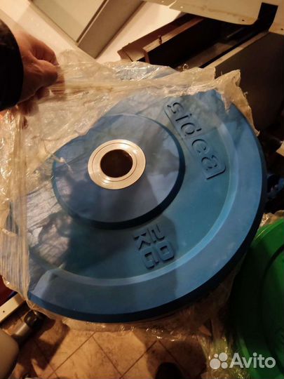 Стойки для гантелей technogym и блины олимпийские