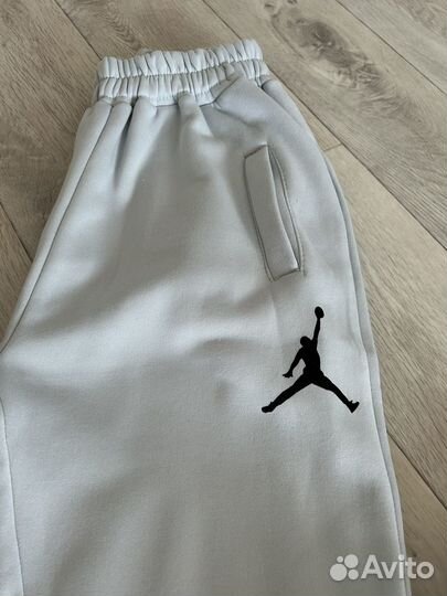 Мужской спортивный костюм