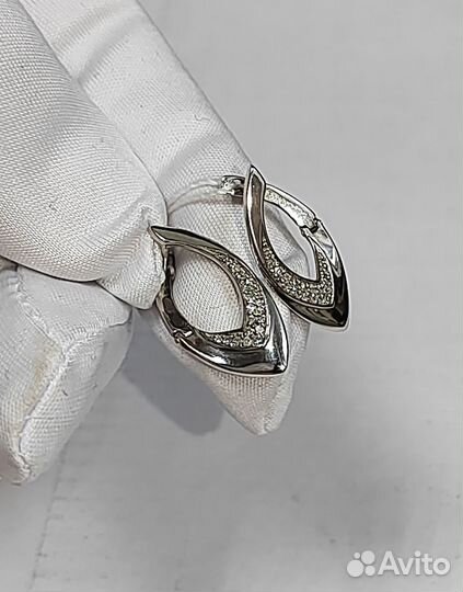 Золотые серьги с камнем