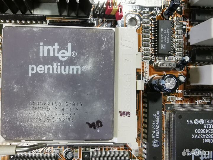 Ретро материнская плата с процессором и памятью