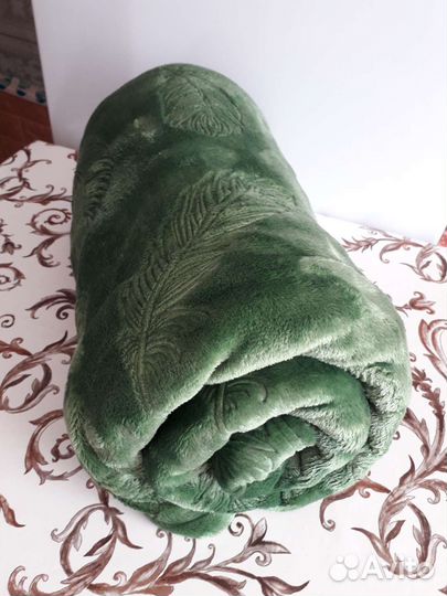 Плед зелёный плюшевый