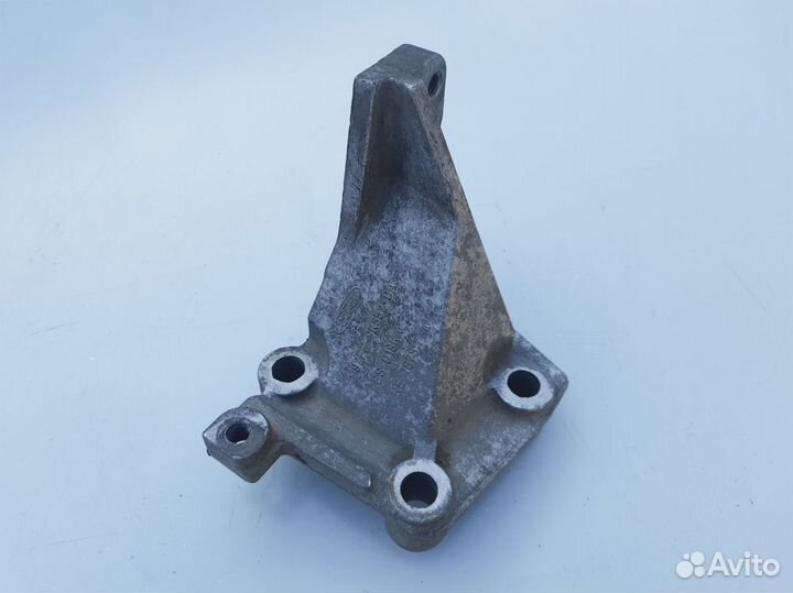 Кронштейн опоры двигателя Ford Mondeo 1