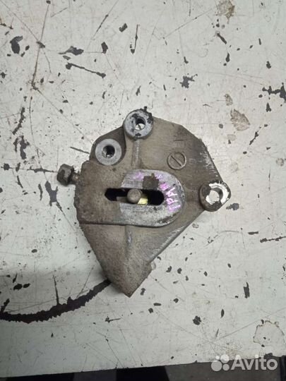 Кронштейн насоса гур mitsubishi chariot 6G72