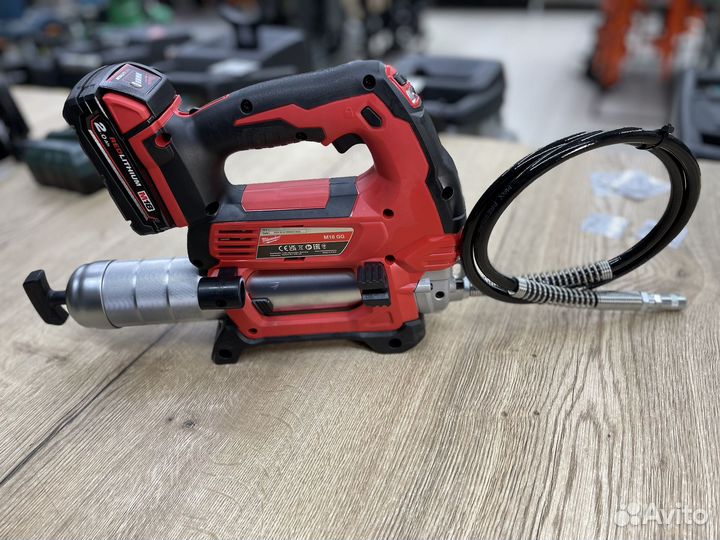 Шприц для смазки аккумуляторный 18В milwaukee