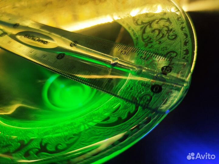 Ваза урановое стекло редкий орнамент