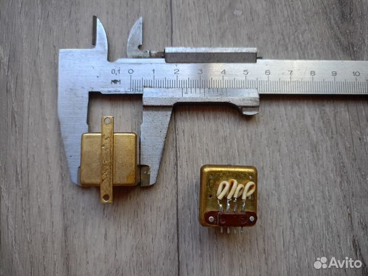 Позолоченный миниатюрный трансформатор