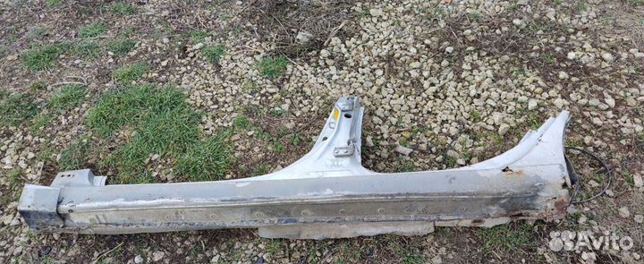 Порог левый Toyota Avensis t220