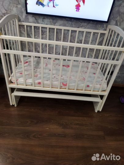 Детская кроватка с маятником