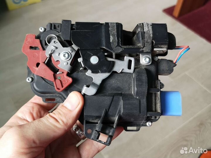 Замок правой передней двери Skoda