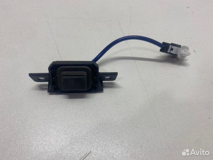 Кнопка открывание багажника задняя Toyota Camry