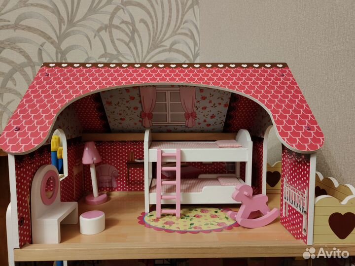 Большой кукольный домик с мебелью