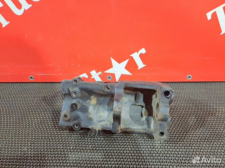 Кронштейн переднего бампера правый