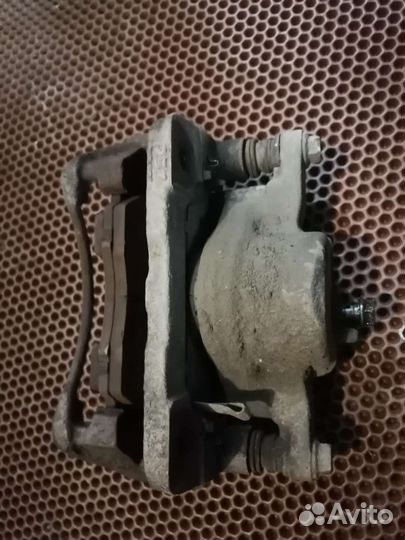 Суппорт тормозной передний правый Honda Odyssey 1