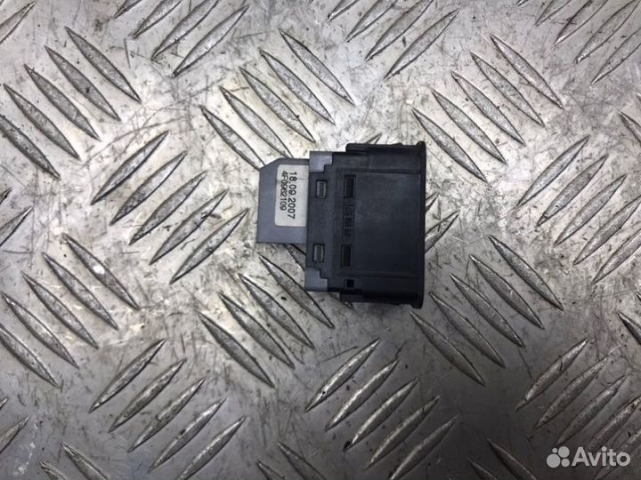 Кнопка аварийной сигнализации Audi A6 C6 2.0 2008