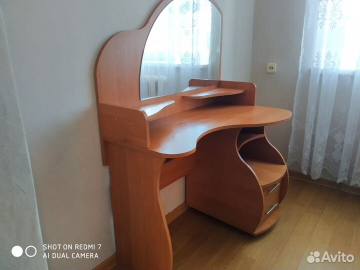 Туалетный столик с зеркалом