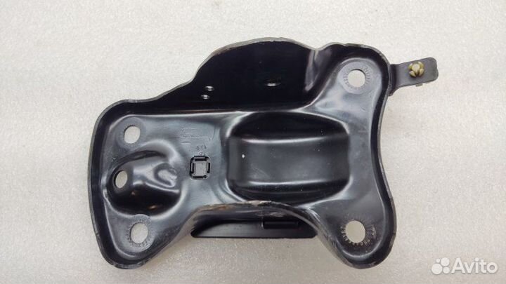 Кронштейн балки задний правый Skoda Octavia A7