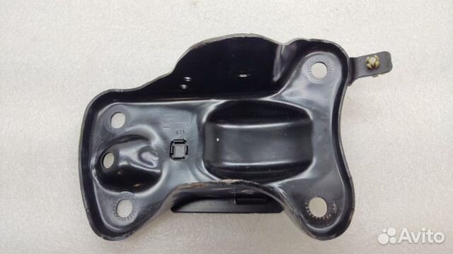 Кронштейн балки задний правый Skoda Octavia A7