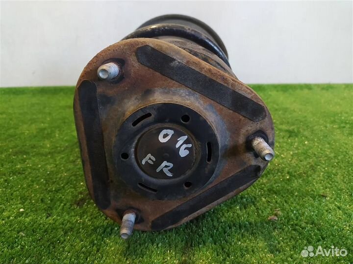 Стойка амортизатора передняя правая Toyota Auris