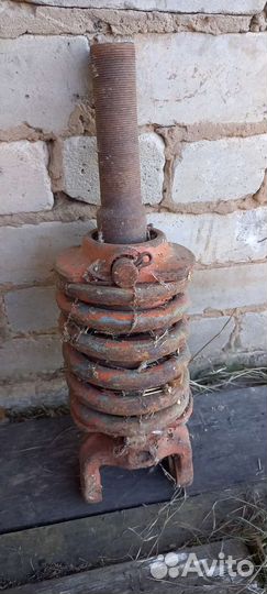 Центральный винт навески трактора