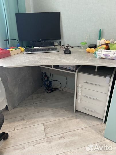 Угловой компьютерный стол