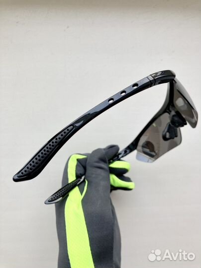 Спортивные очки с зеркальными линзами