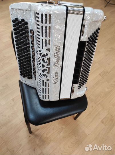 Белый красавчик из Италии,новый,2023 года