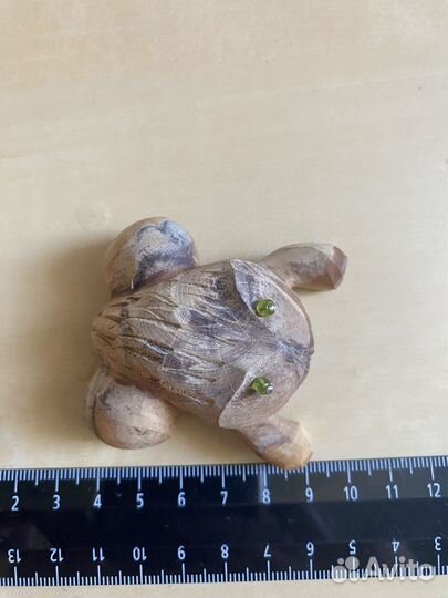 Деревянная фигурка лягушки