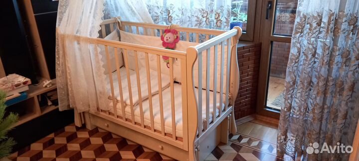 Кроватка для новорожденных с маятником и матрасом