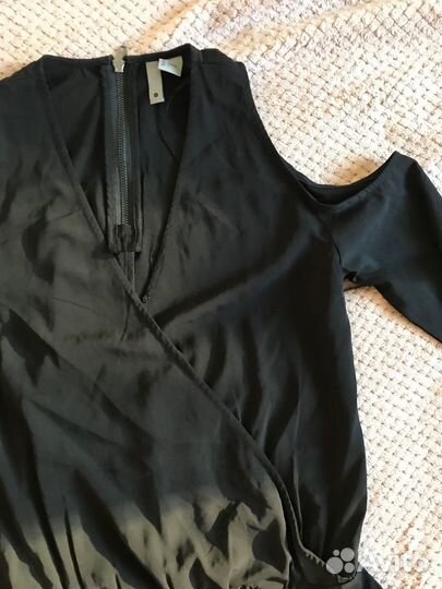 Комбинезон с шортами и вырезами на рукавах