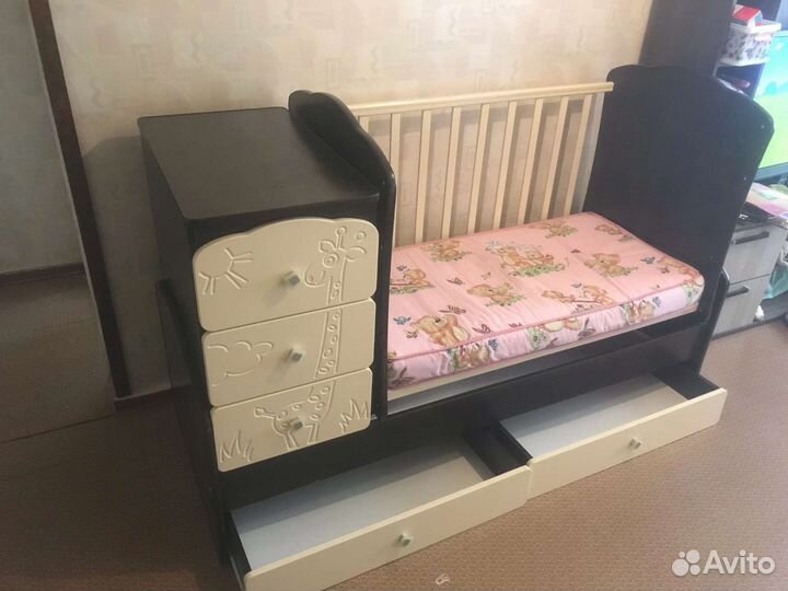 Детская кроватка с маятником