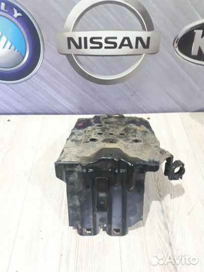 Корпус площадка крепления аккумулятора акб Nissan