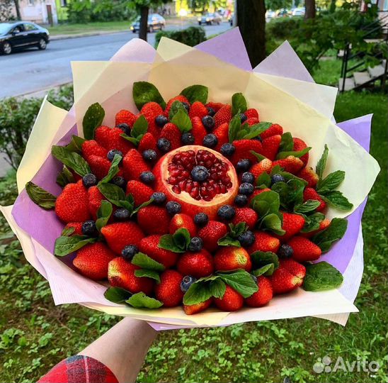 Букет клубника и гранат 108