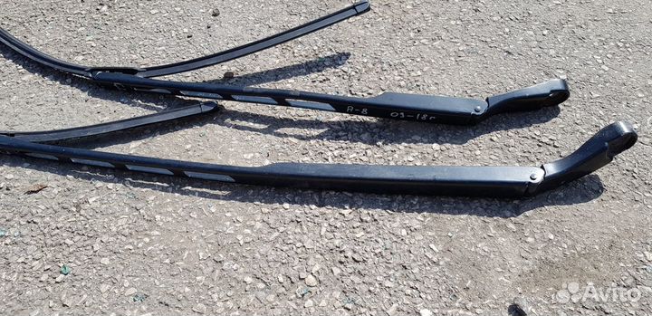 Audi A8 D4 Поводок упор дворника