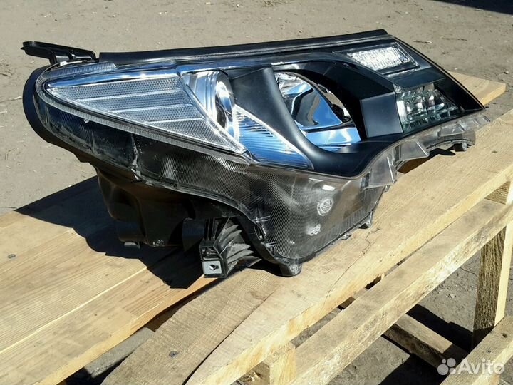Фара правая Тойота Рав 4 рав4 Rav 4 ксенон