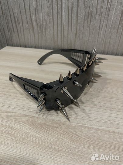 Солнечные очки с шипами