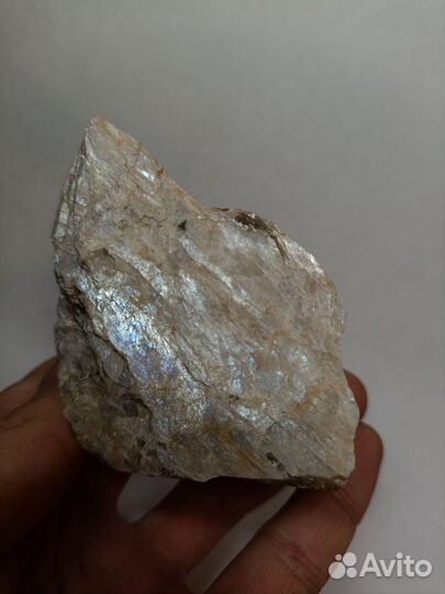 Минерал Беломорит с эффектом иризации