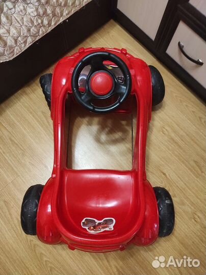 Машинка на педалях