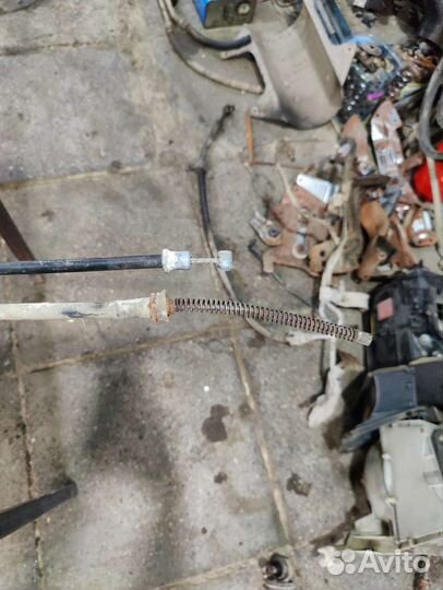 Трос ручного тормоза mitsubishi lancer 7