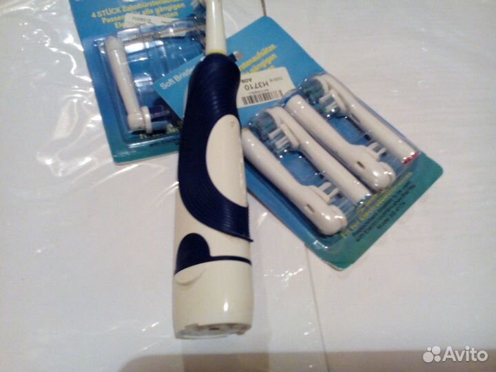 Электрическая зубная щётка Braun + набор насадок