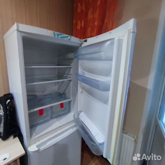 Продам холодильник Индезит на запчасти