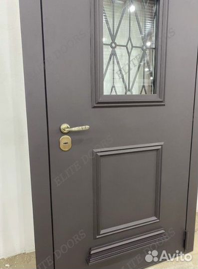 Дверь входная металлическая со стеклом