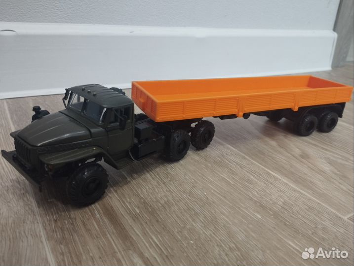 Урал модель 1:43 седельный тягач