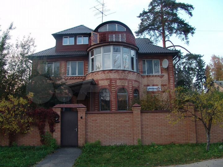 Дом 393,8 м² на участке 9 сот.