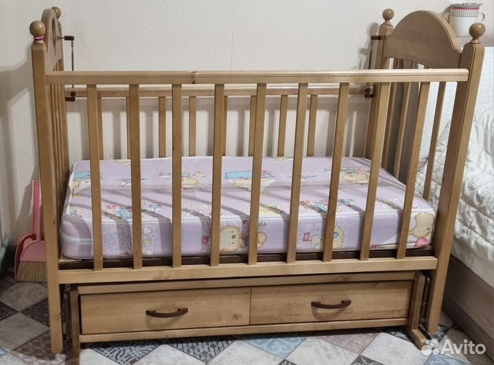 Детская кроватка с поперечным маятником